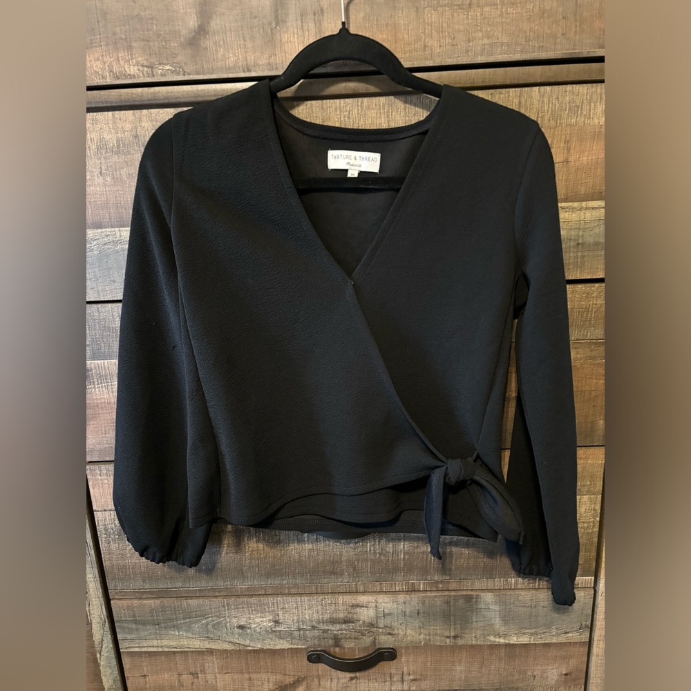 Madewell texture and thread tie front top, size XS, black, excellent condition.